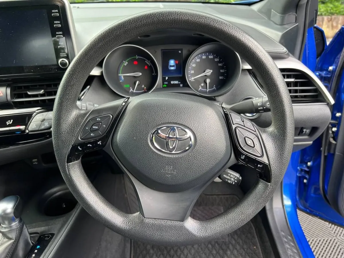 Toyota C-HR 1.8 HYBRID AUTO // ADAPTIVE CRUISE CON - Image 4
