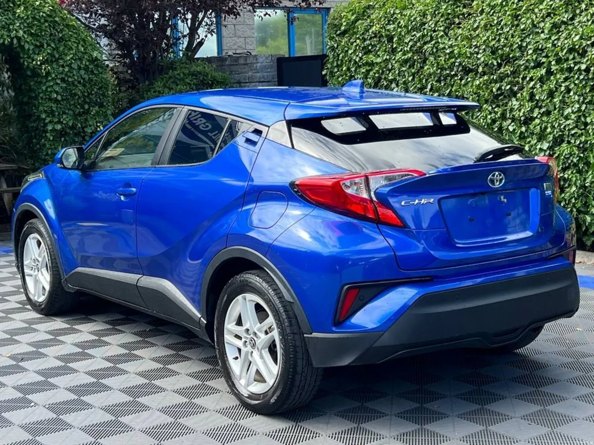 Toyota C-HR 1.8 HYBRID AUTO // ADAPTIVE CRUISE CON - Image 5