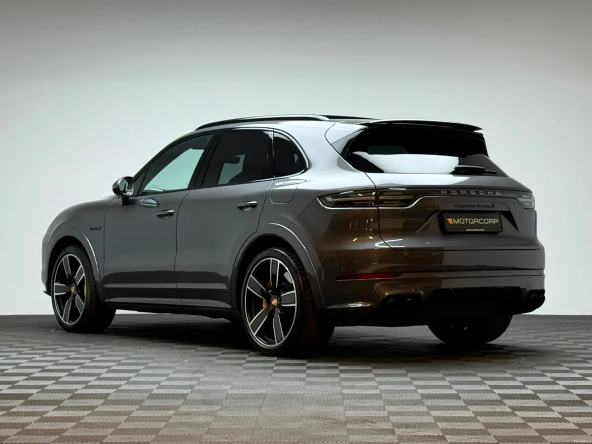 Porsche Cayenne TURBO S 4.0 V8 PHEV 671HP *PAN ROO - Image 5