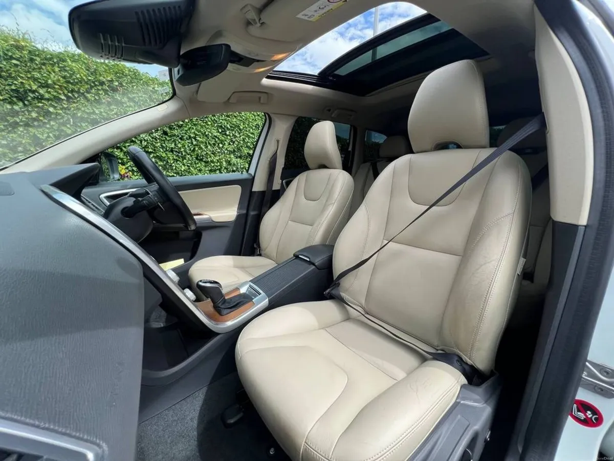 Volvo XC60 D4 CLASSIC 2.0 D // OPENING PAN ROOF // - Image 2
