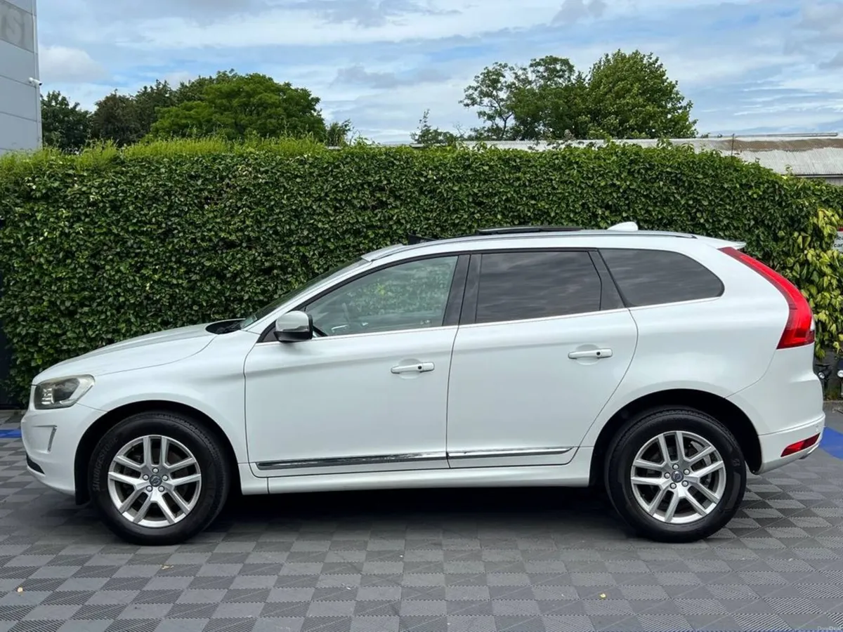 Volvo XC60 D4 CLASSIC 2.0 D // OPENING PAN ROOF // - Image 4