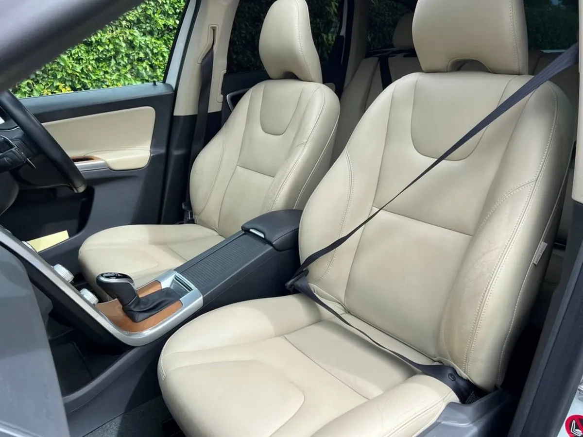 Volvo XC60 D4 CLASSIC 2.0 D // OPENING PAN ROOF // - Image 6