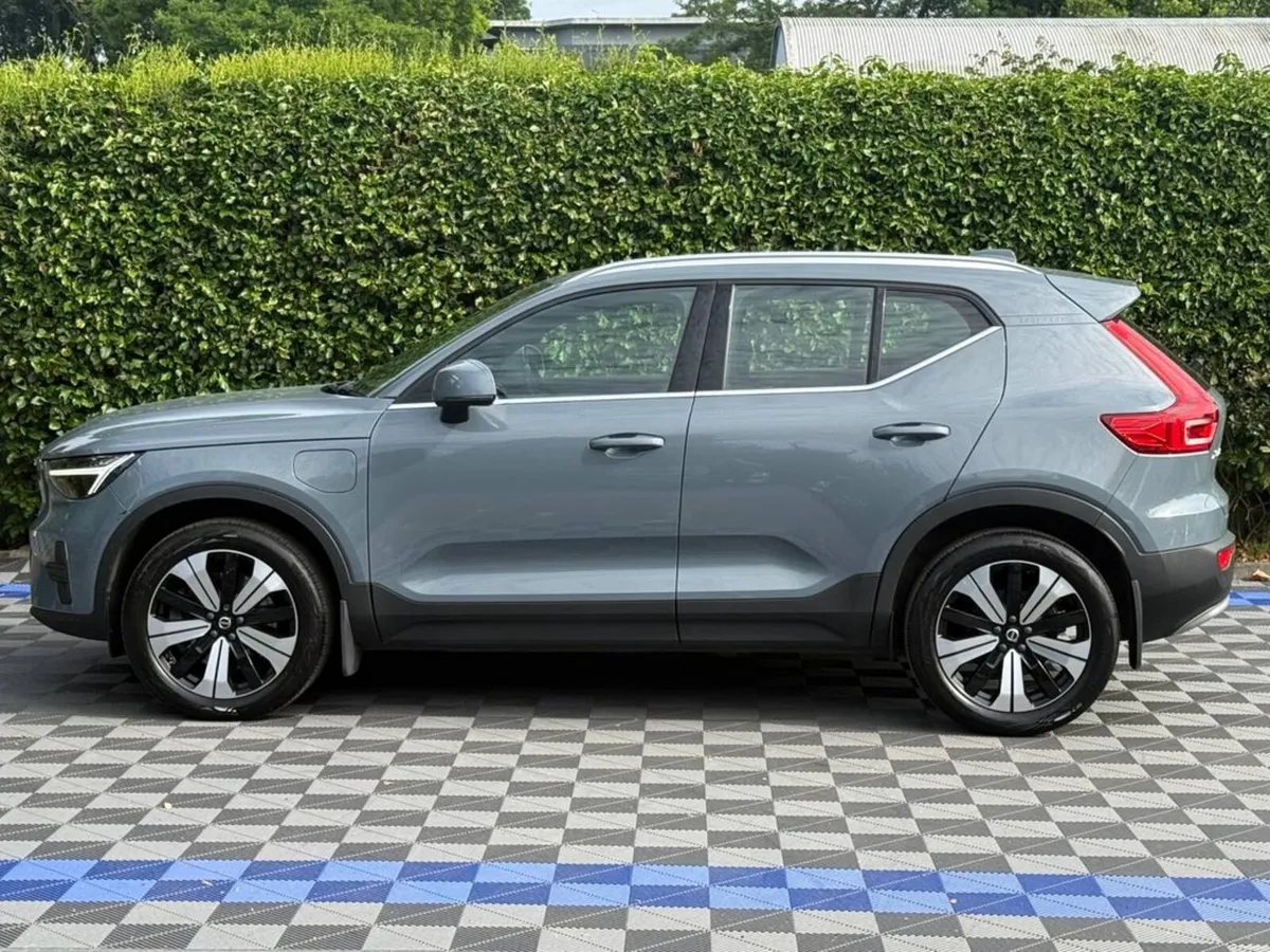 Volvo XC40 T4 CORE 1.5 HYBRID // DIAMOND CUT ALLOY - Image 3