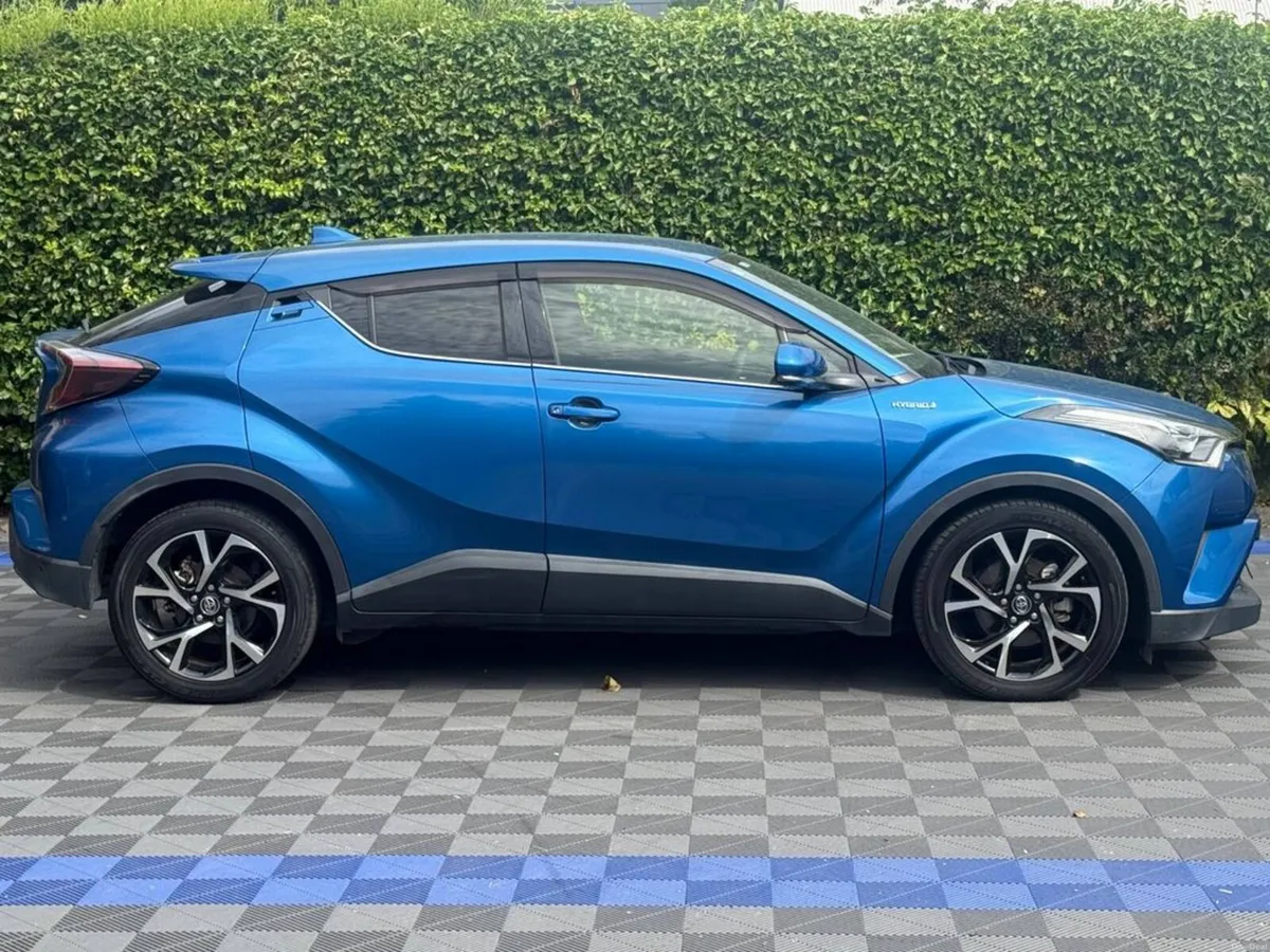 Toyota C-HR 1.8 HYBRID AUTO // HALF LEATHER SEATS - Image 2