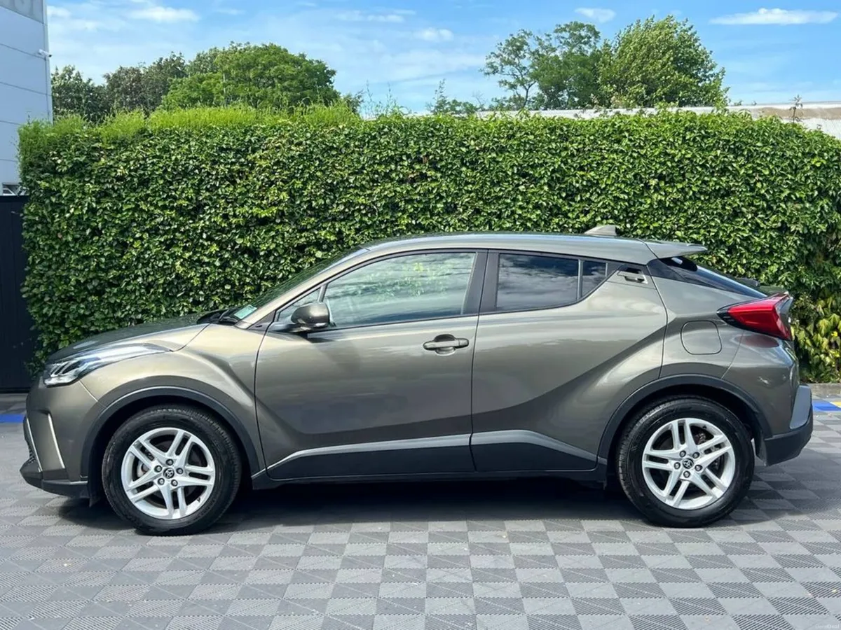 Toyota C-HR 1.8 HYBRID AUTO // 17" ALLOYS // 360 P - Image 3