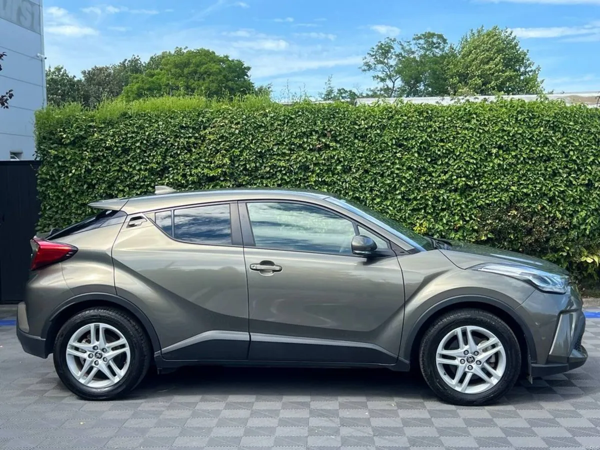 Toyota C-HR 1.8 HYBRID AUTO // 17" ALLOYS // 360 P - Image 2