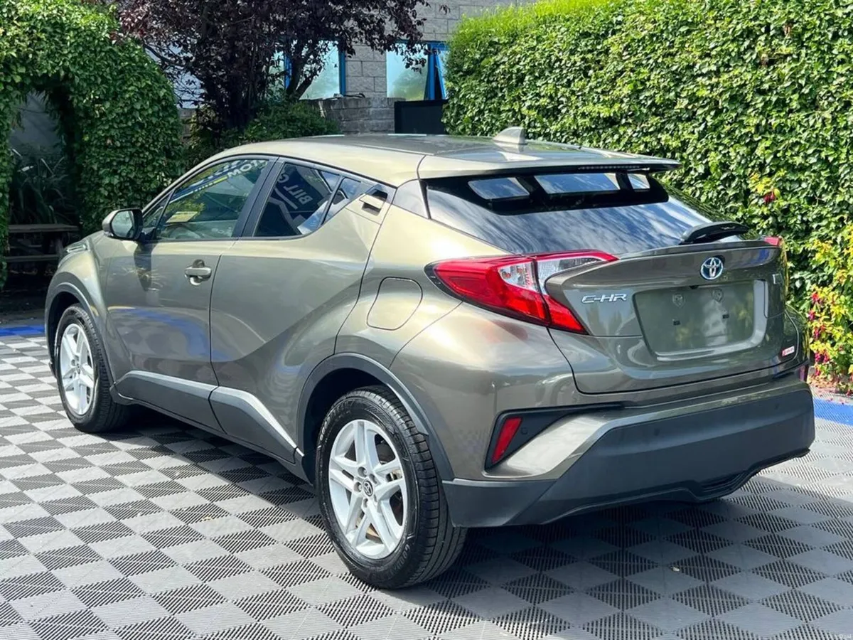 Toyota C-HR 1.8 HYBRID AUTO // 17" ALLOYS // 360 P - Image 5