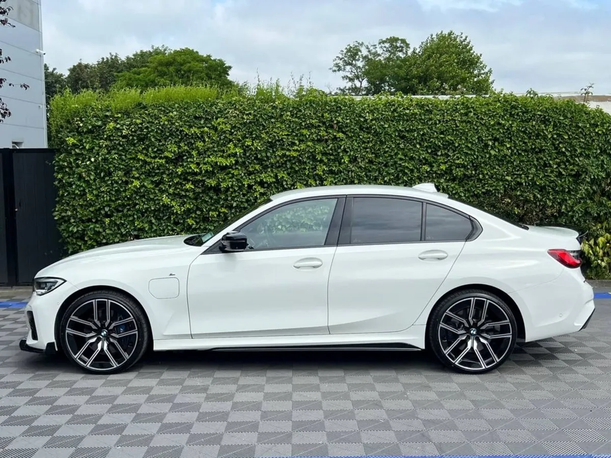 BMW 3-Series 330e M-SPORT COMPETITION 2.0 HYBRID / - Image 3