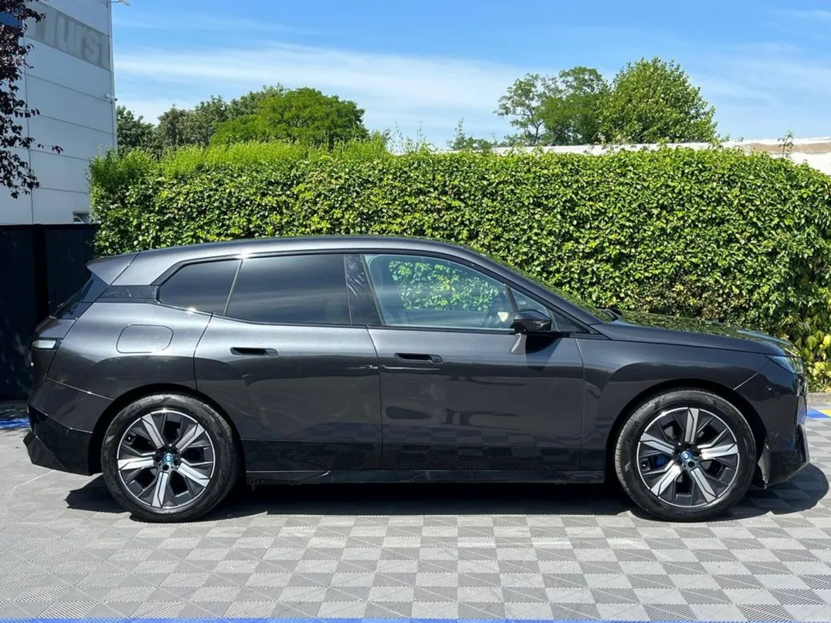 BMW iX XDRIVE40 M-SPORT 76.6KWH AUTO // PANORAMIC - Image 3