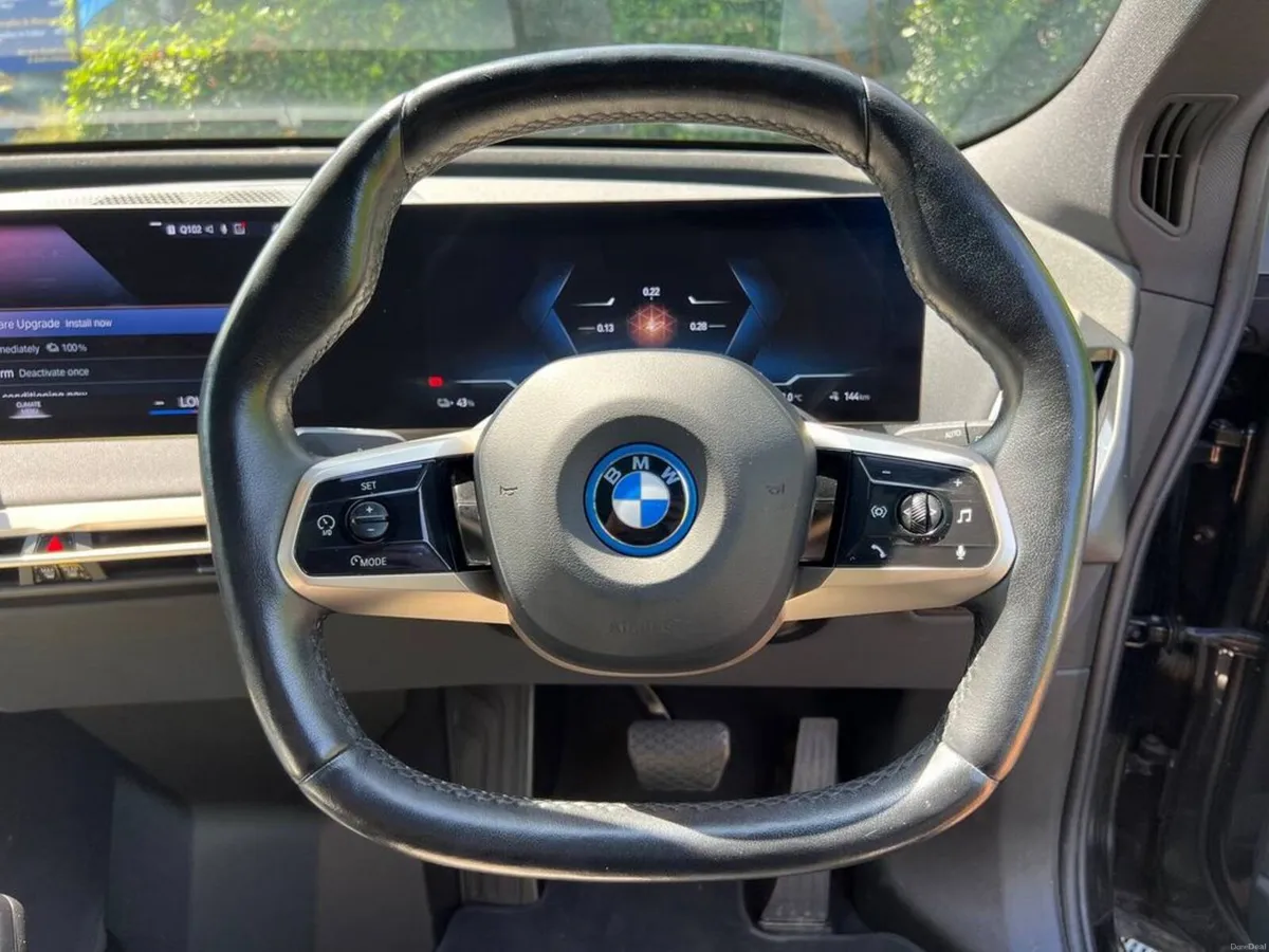 BMW iX XDRIVE40 M-SPORT 76.6KWH AUTO // PANORAMIC - Image 5
