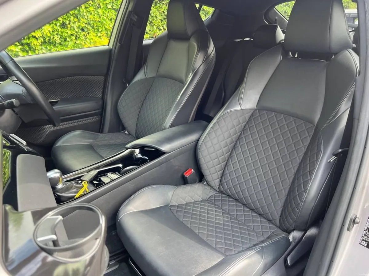 Toyota C-HR 1.8 HYBRID AUTO // 360 PARKING CAMERAS - Image 6