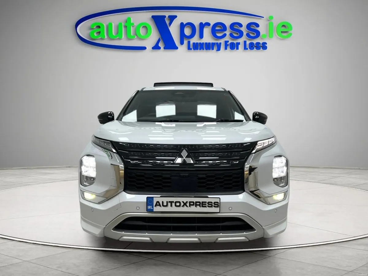 Mitsubishi Outlander PHEV 4WD, 7 Seats, Panoramic - Image 3