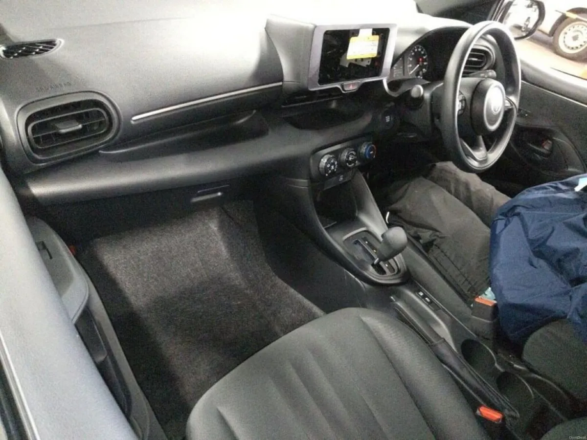 Toyota Yaris 1.0 AUTOMATIC - TOYOTA SAFETY SENSE - - Image 3