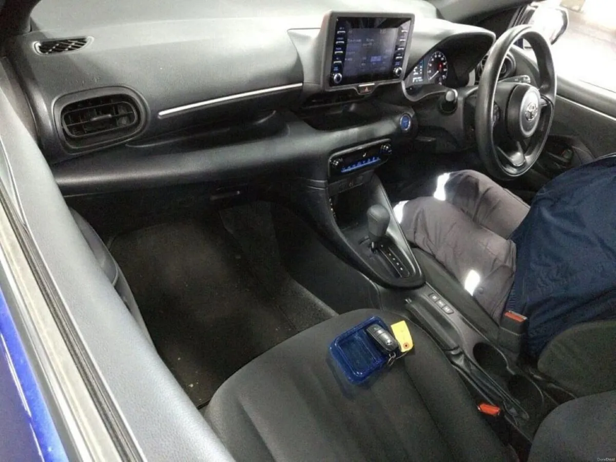 Toyota Yaris 1.5 HYBRID AUTOMATIC - PUSH BUTTON ST - Image 3