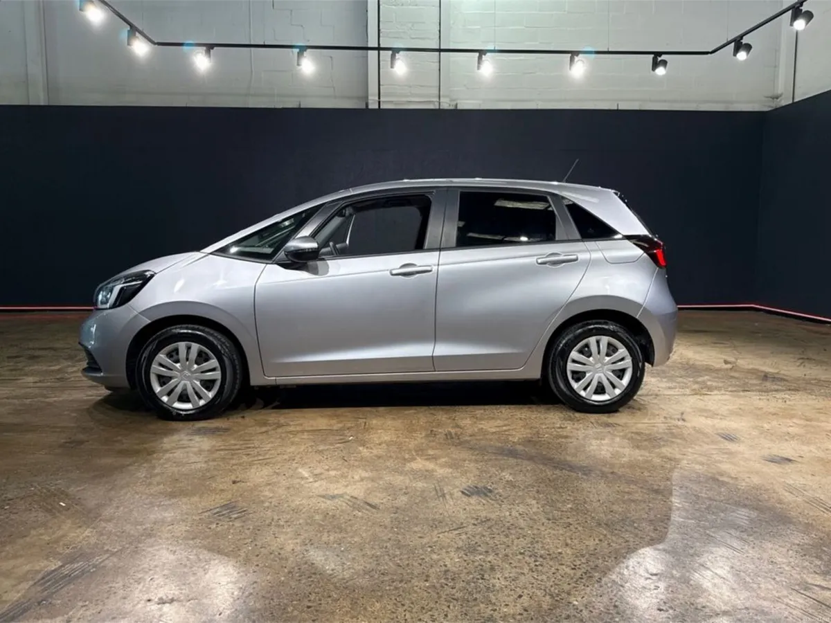 Honda Fit 1.5 HYBRID AUTOMATIC - PUSH BUTTON START - Image 6