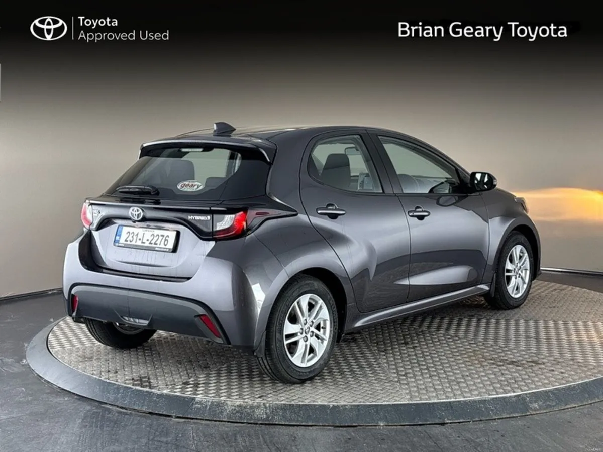 Toyota Yaris HYBRID LUNA - Image 2