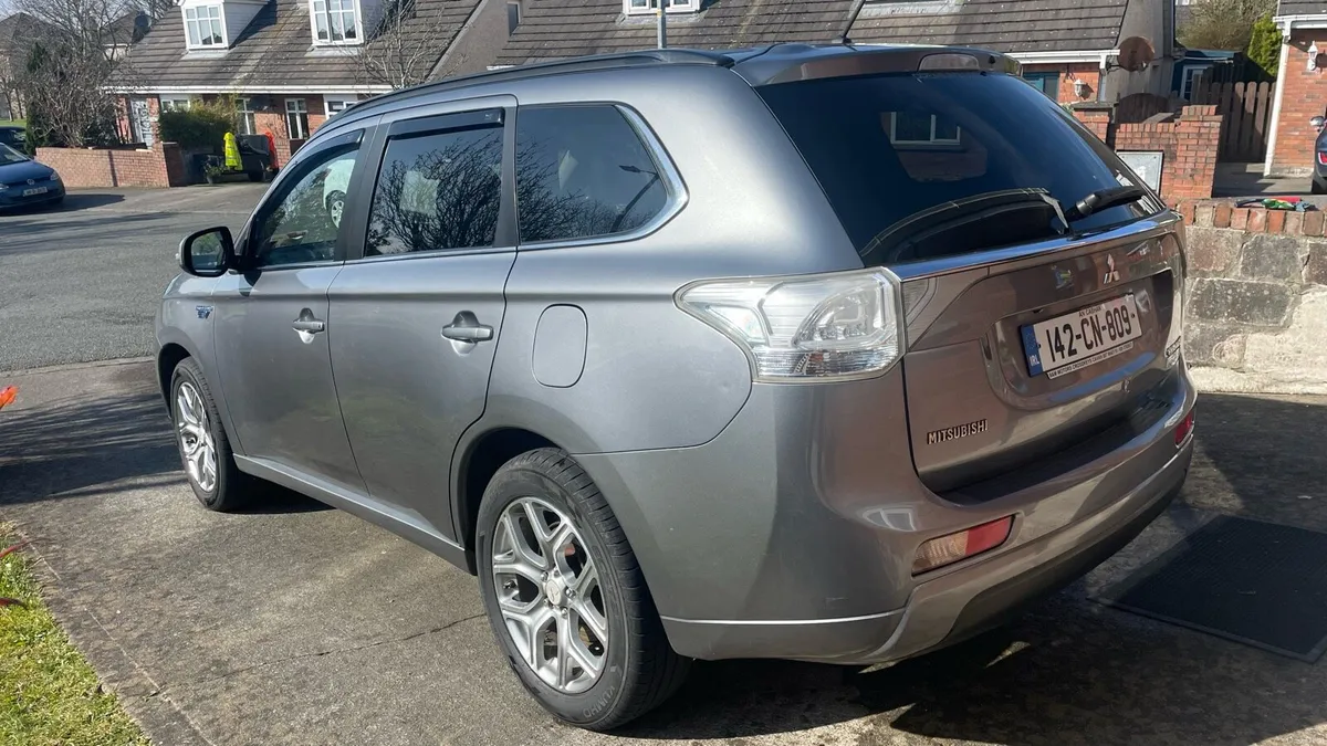 Mitsubishi Outlander SUV - Image 3