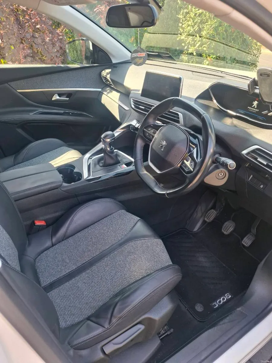 2019 Peugeot 3008 1.5L BluHDi diesel Allure - Image 3
