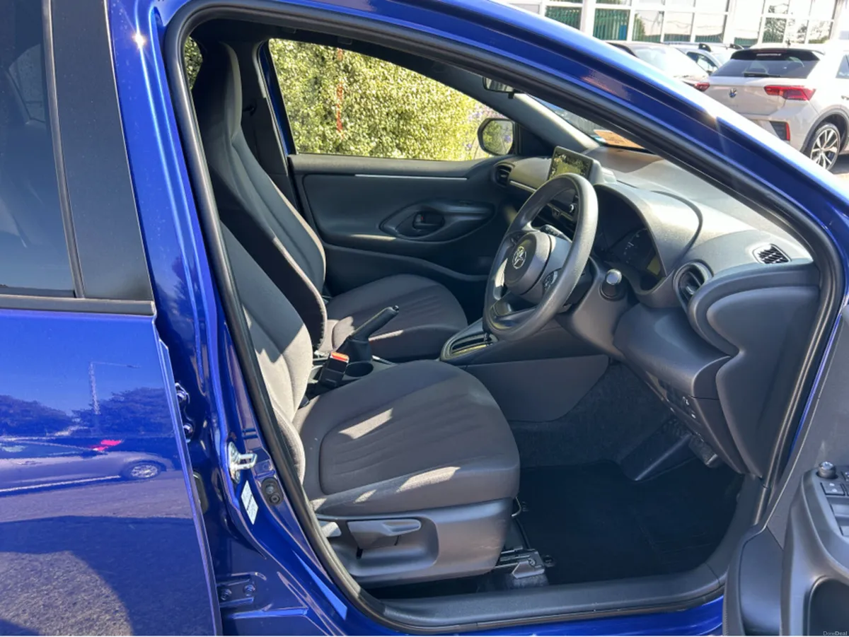 Toyota Yaris 1.5 HYBRID PETROL 5DR **REVERSE CAMER - Image 4