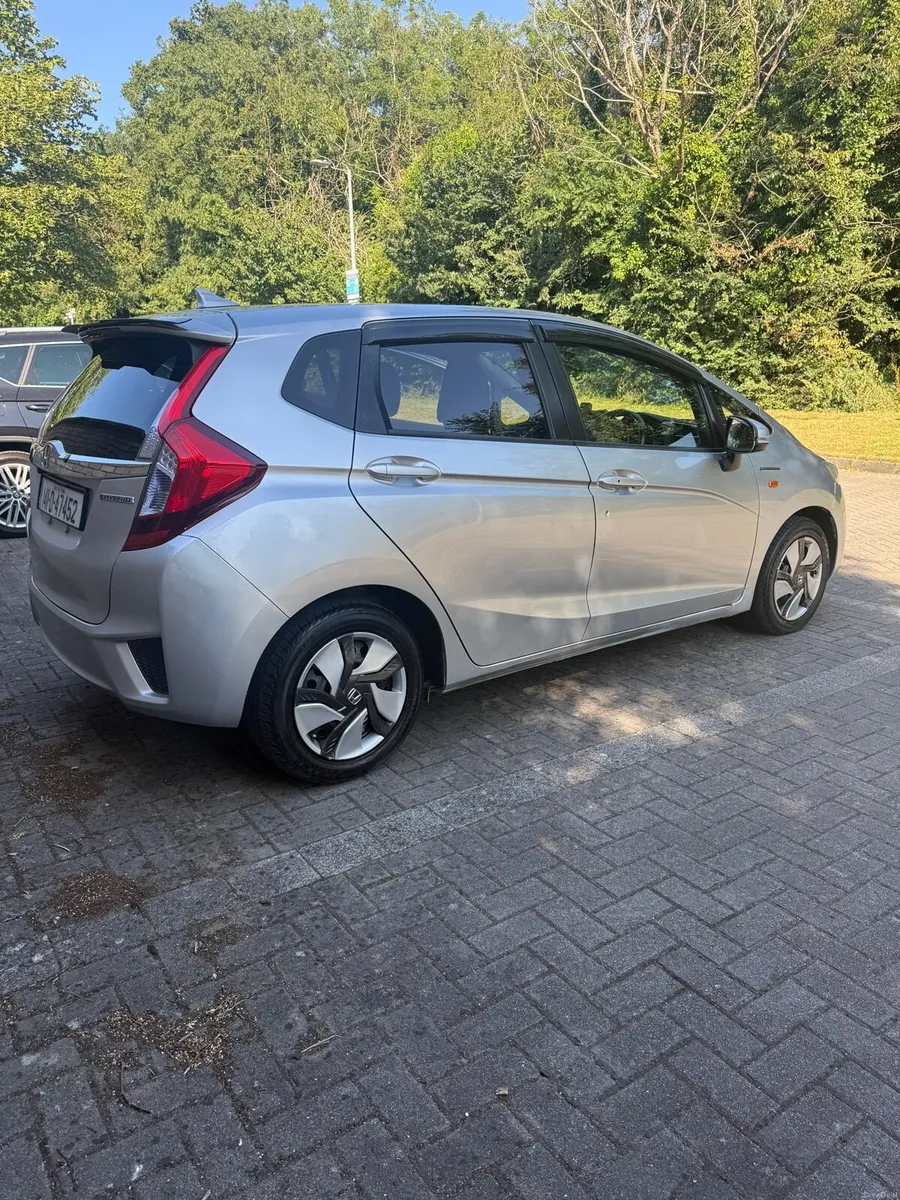 Honda Fit Hybrid 2014 in good condition - Image 3