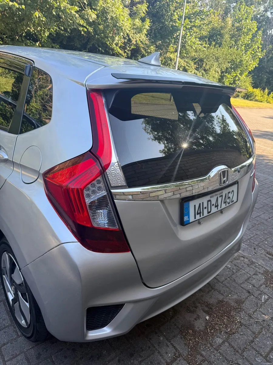 Honda Fit Hybrid 2014 in good condition - Image 2