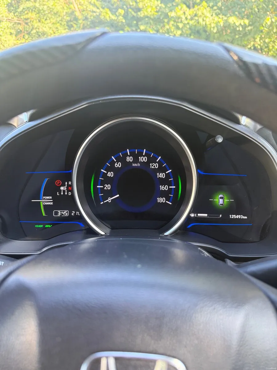 Honda Fit Hybrid 2014 in good condition - Image 4