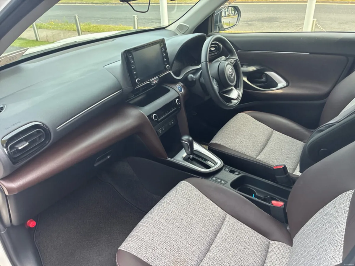 Toyota Yaris Cross 1.5 Hybrid Automatic - Image 3