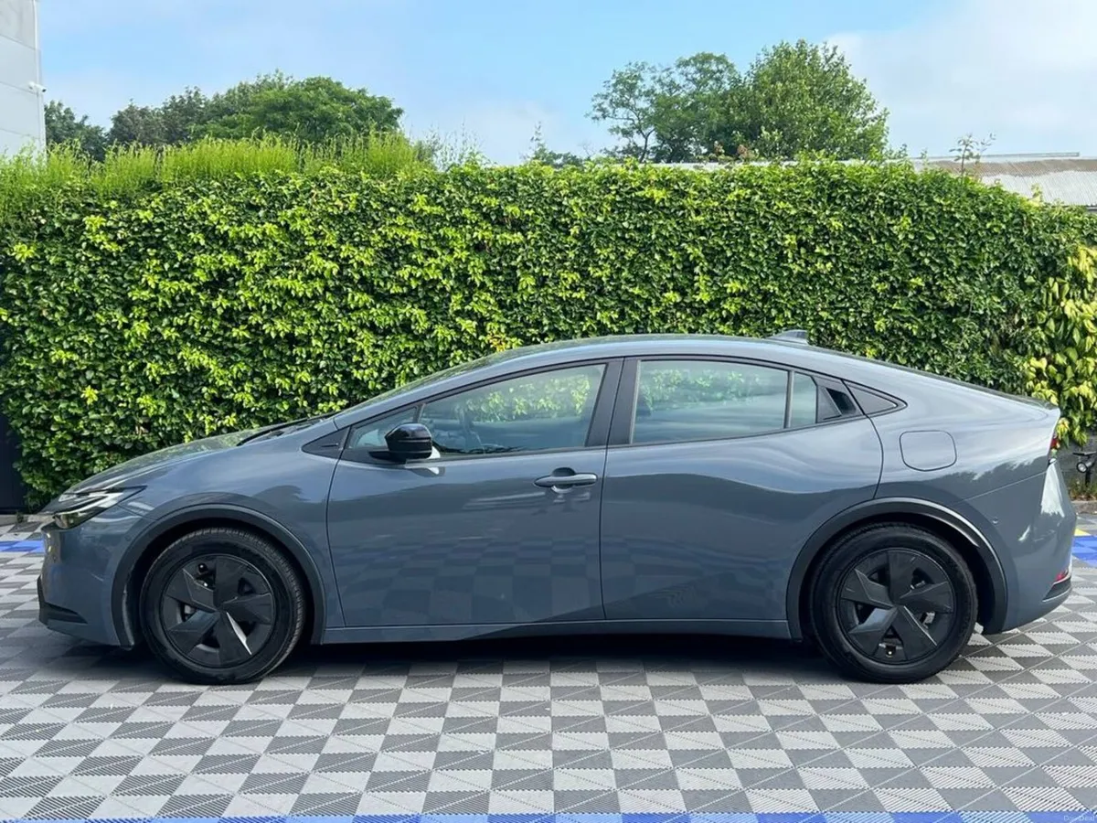 Toyota Prius 1.8 HYBRID AUTO // APPLE CARPLAY // H - Image 3
