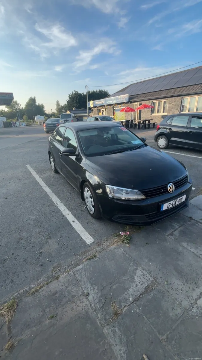 12 Volkswagen Jetta - Image 4
