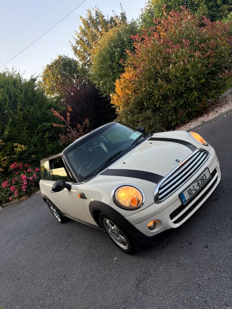 White Mini Cooper D 2010 - Image 1