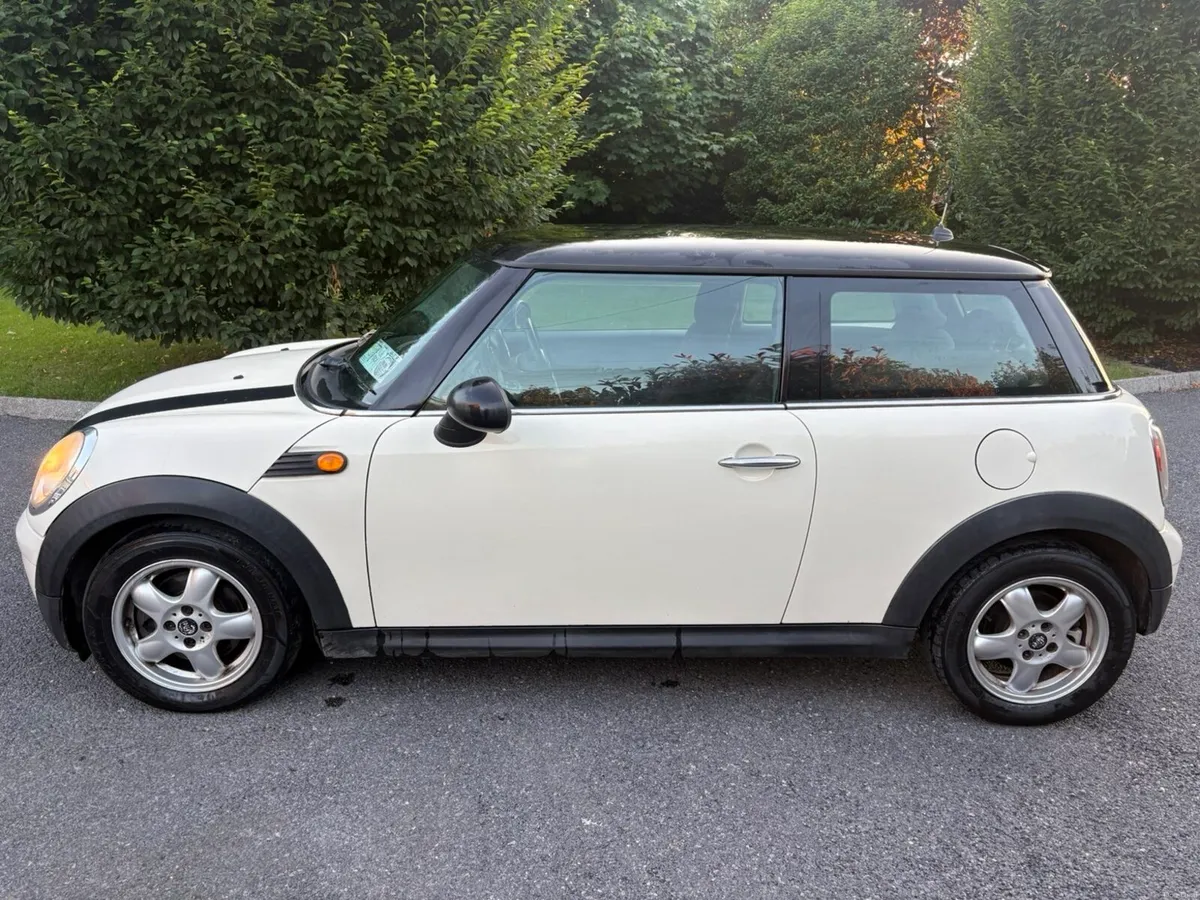 White Mini Cooper D 2010 - Image 4
