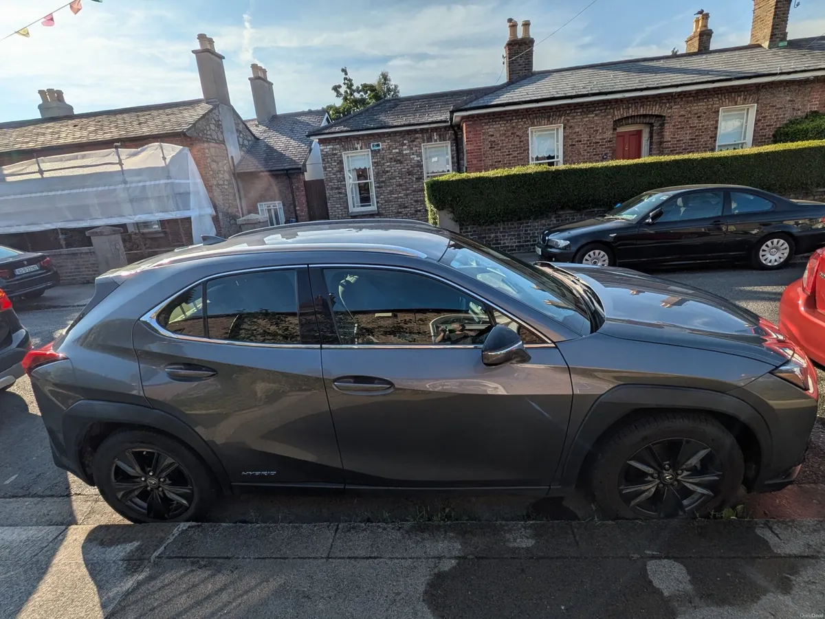 Lexus UX Hybrid 2020 - Image 2
