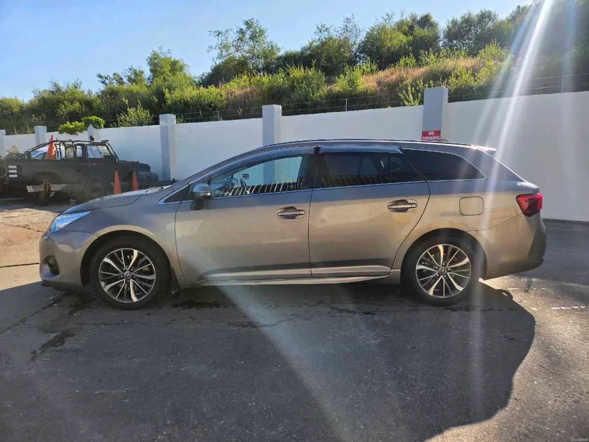 2016 Toyota Avensis 2.0 D SOL TS NAV 5DR - Image 4
