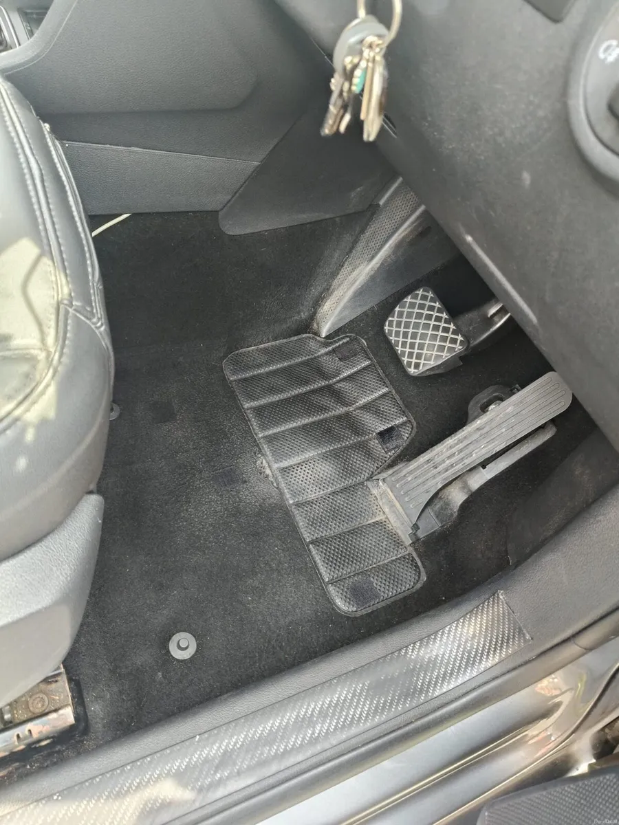 WV 7 Seater Wheelchair Taxi - Image 5