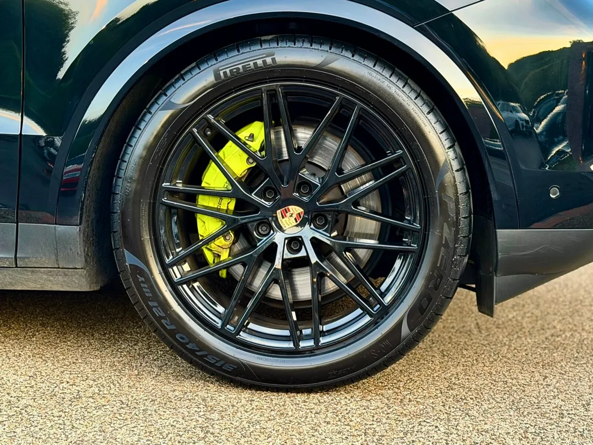 242 Porsche Cayenne 3.0 V6 Hybrid 470BHP Great spe - Image 4