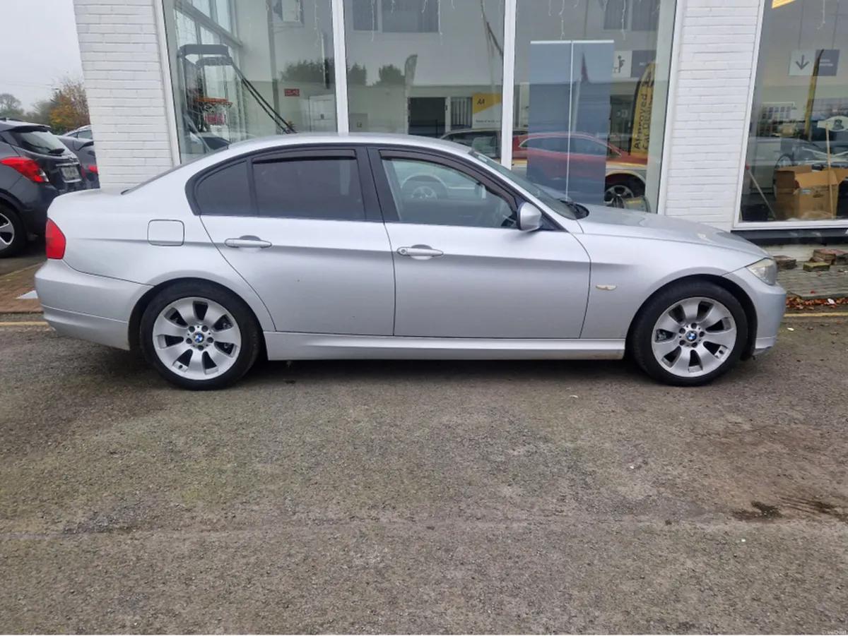 BMW 3-Series 2010 - Image 2