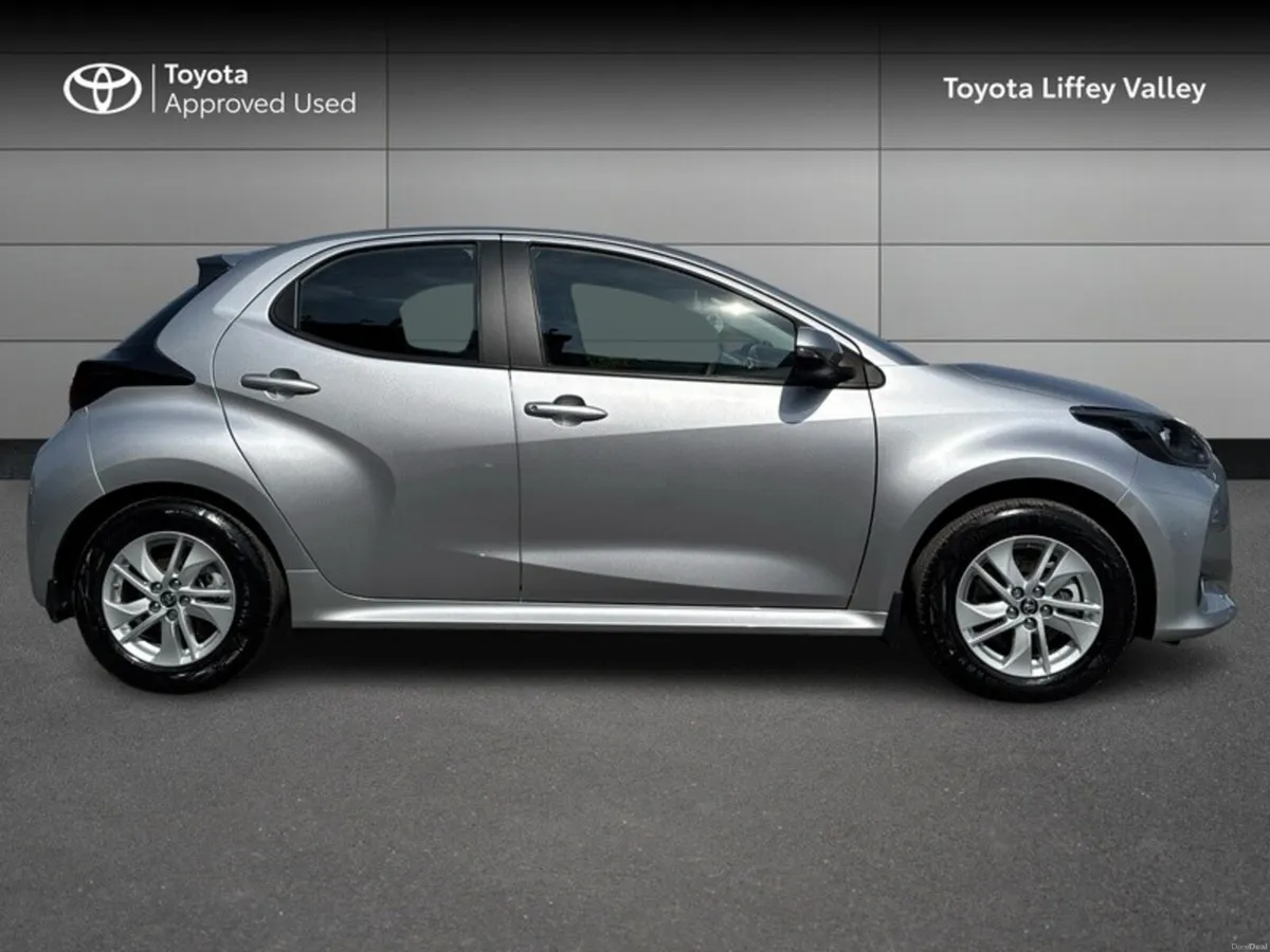 Toyota Yaris YARIS HYBRID LUNA - Image 3