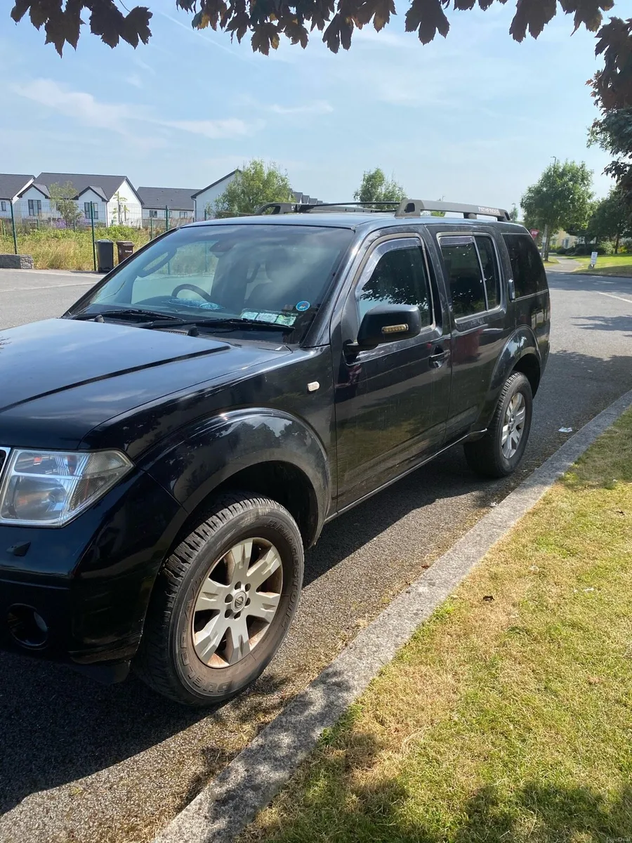 Nissan Pathfinder jeep - Image 2