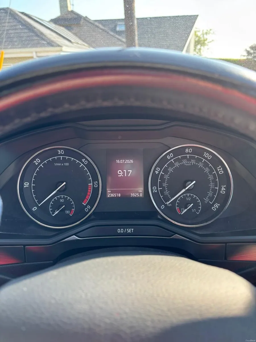 171 Skoda Superb 2.0 TDI SE L Executive (150 HP) - Image 3