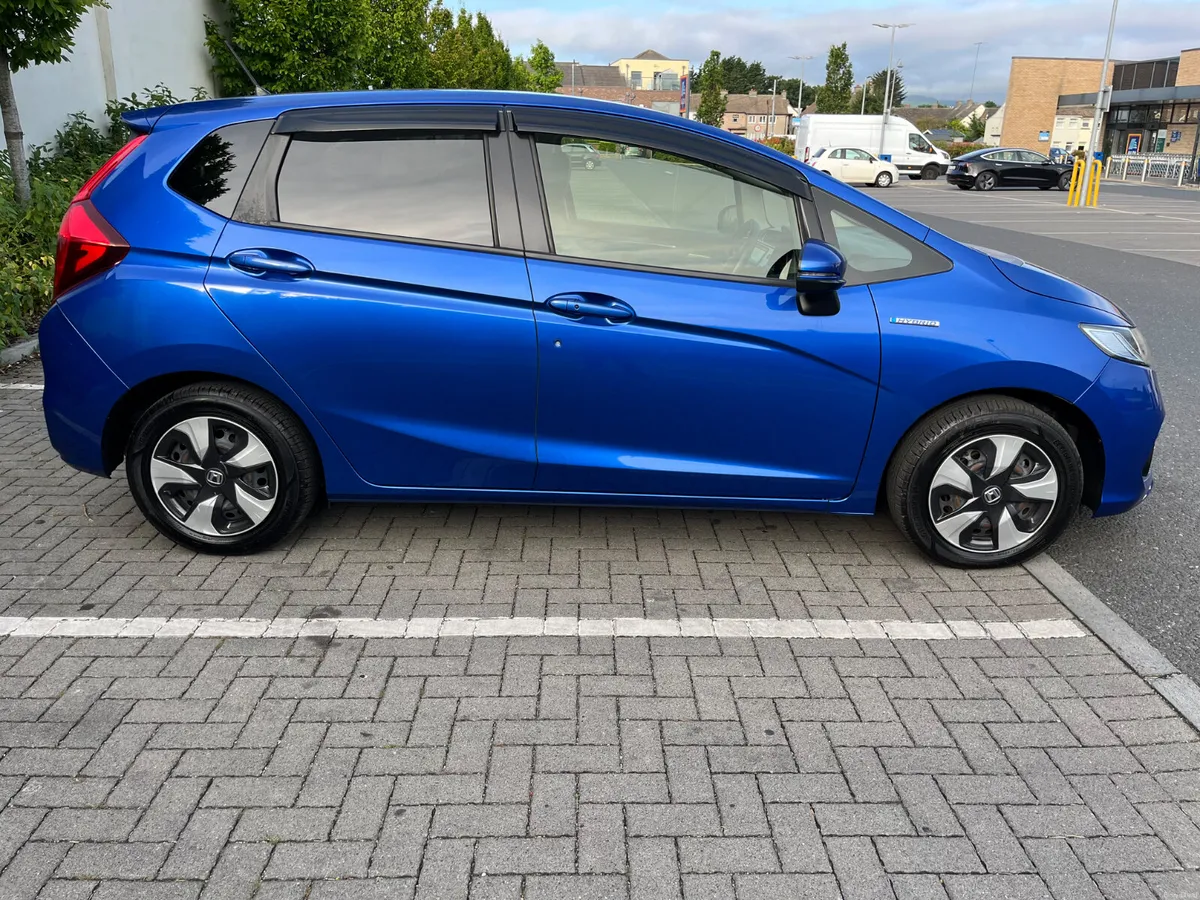 Honda Fit 2018,1.5 HYBRID JUST ,LIKE BRAND NEW . - Image 5