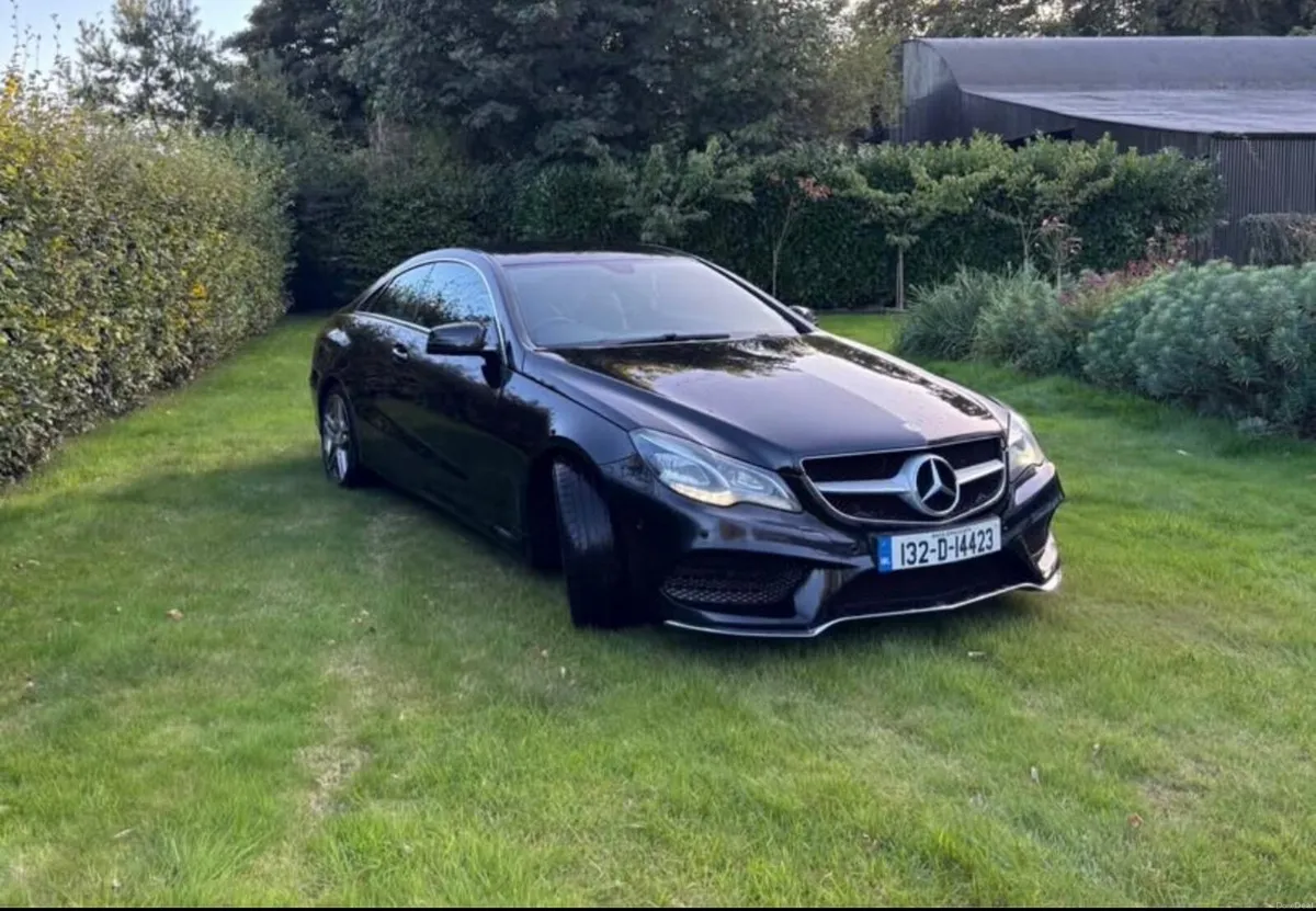 E 220 AMG Coupe Santorini Black - Image 2