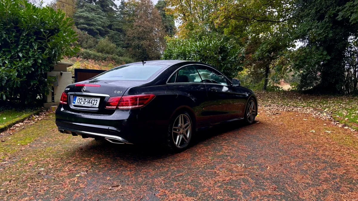 E 220 AMG Coupe Santorini Black - Image 6