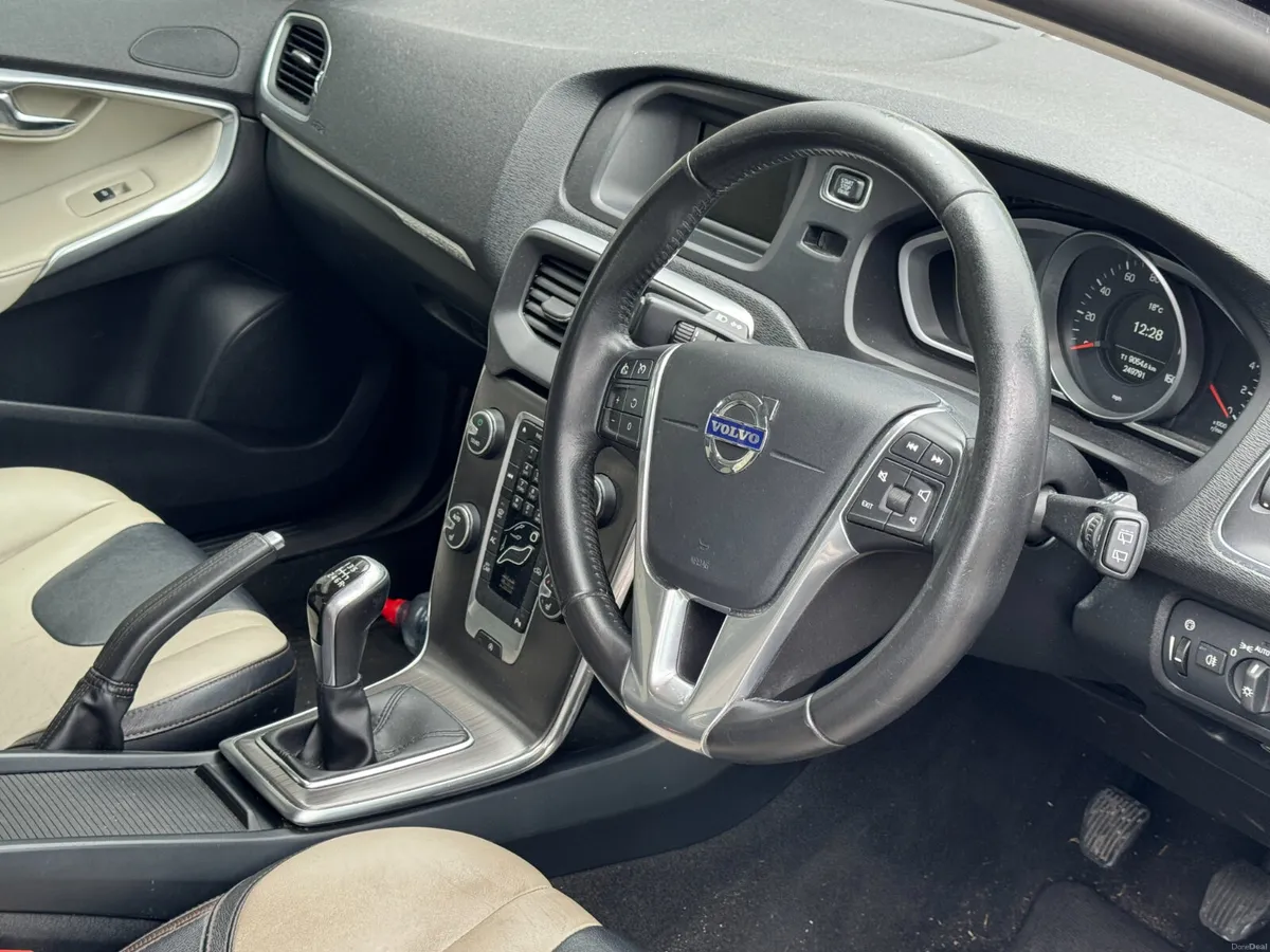 2016 Volvo V40 2.0 Diesel Cross Country - Image 4
