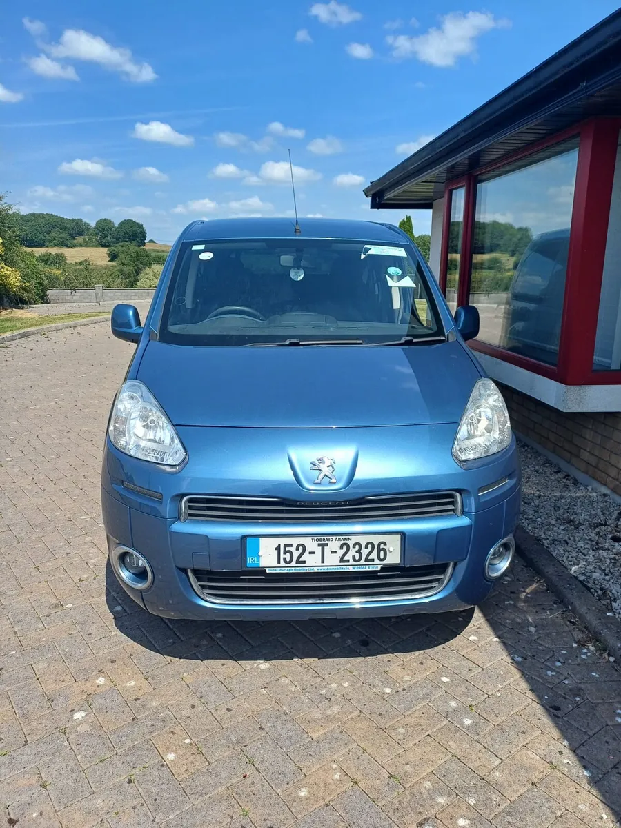 Wheelchair accessible van - Image 1