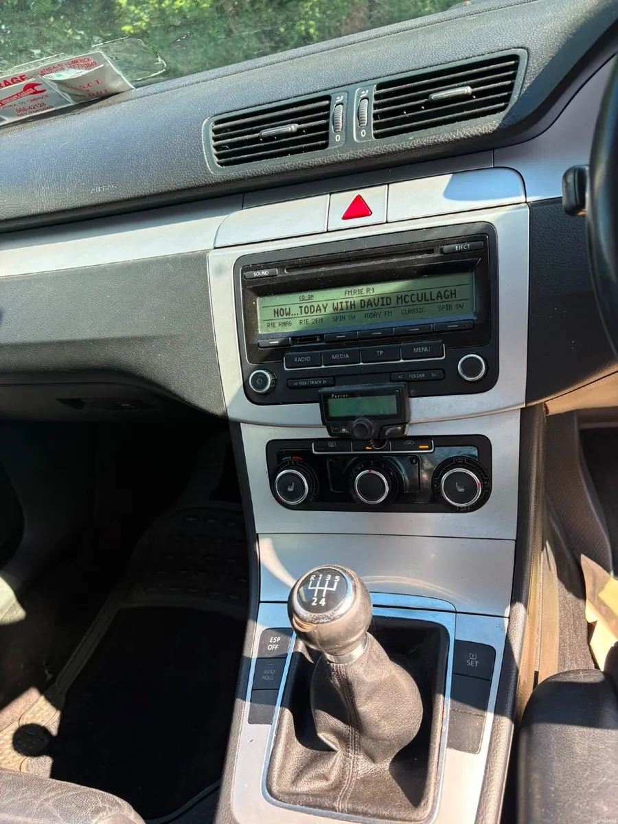 Volkswagen Passat 2010 - Image 3