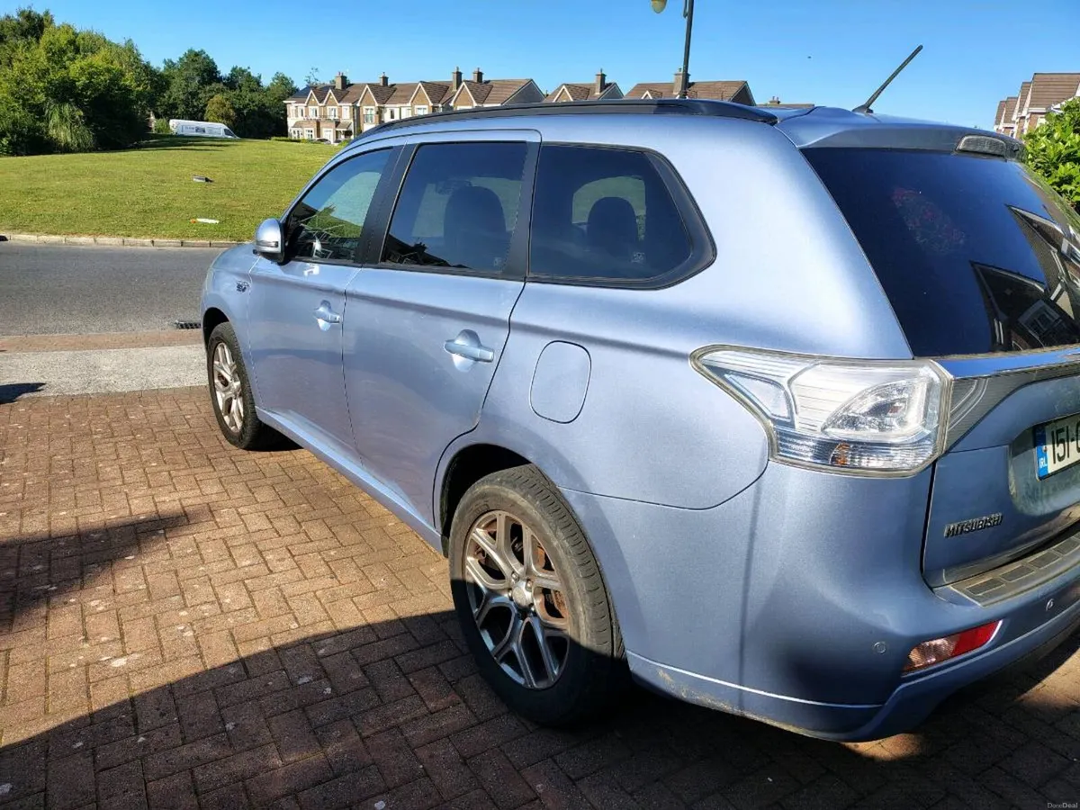 Mitsubishi Outlander PHEV 2015 - Image 2