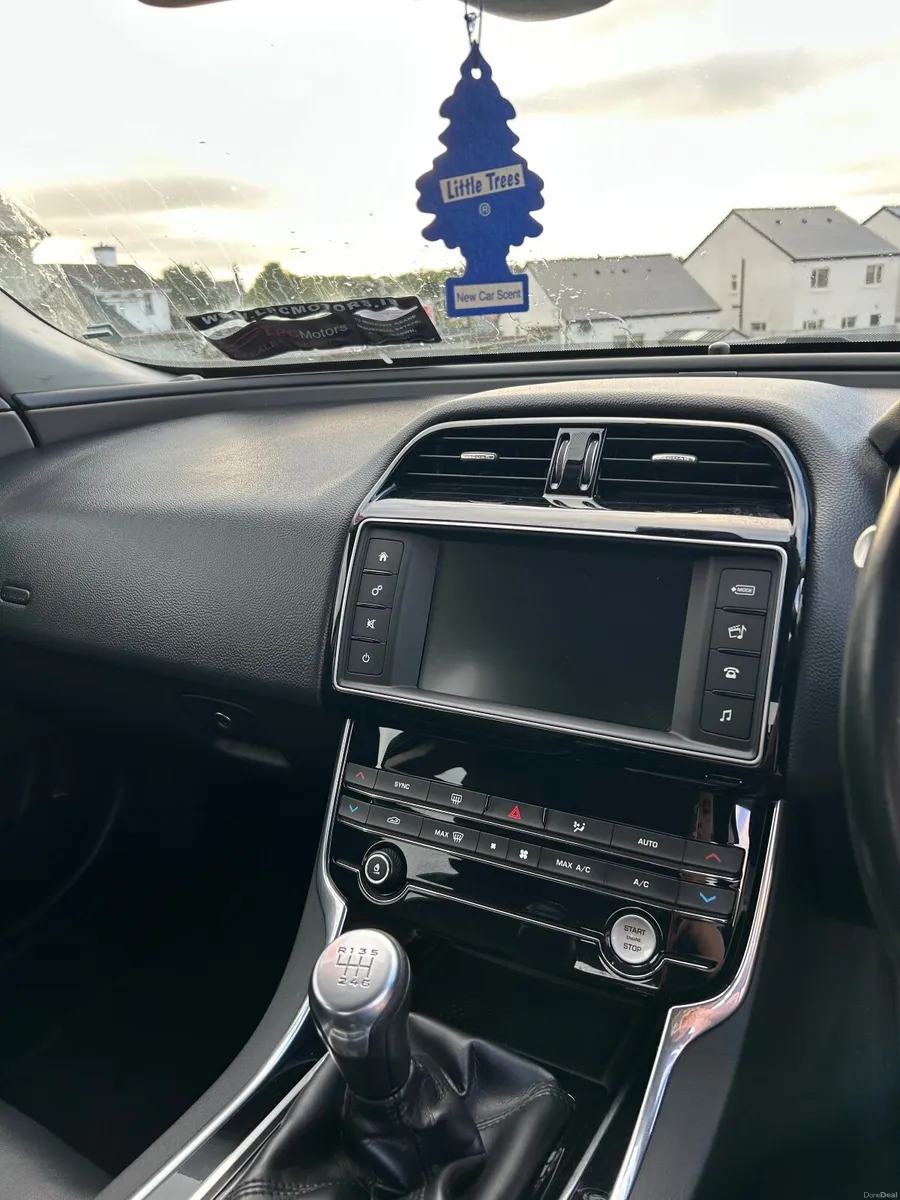 Jaguar XE 2016 - Image 4