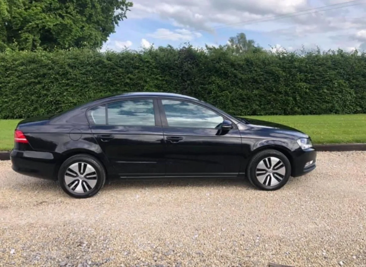 Volkswagen Passat 2011 - Image 2