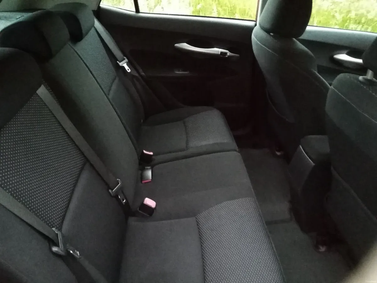 Toyota Auris 2012 - Image 4