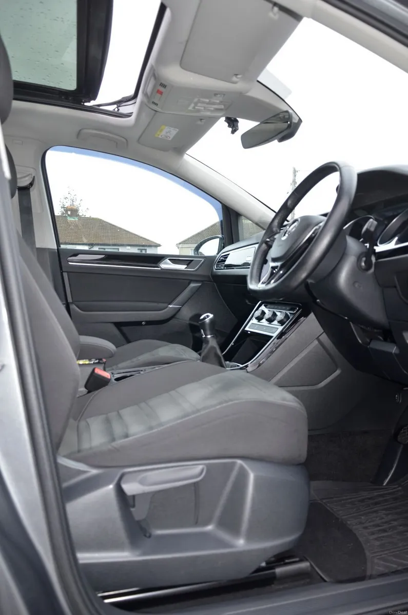 **LOW MILEAGE** Volkswagen Touran Highline 2019 - Image 3